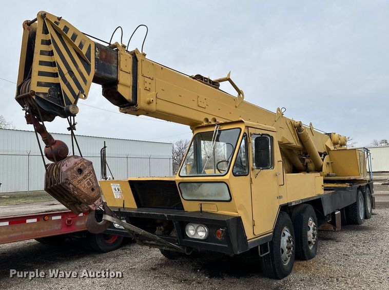 1971 International truck crane - NI9787