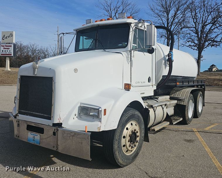 1993 Kenworth  T450 tank truck - NP9384