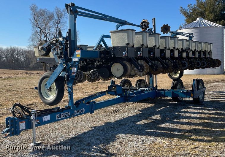Kinze  2600 split row no-till planter - DP0290