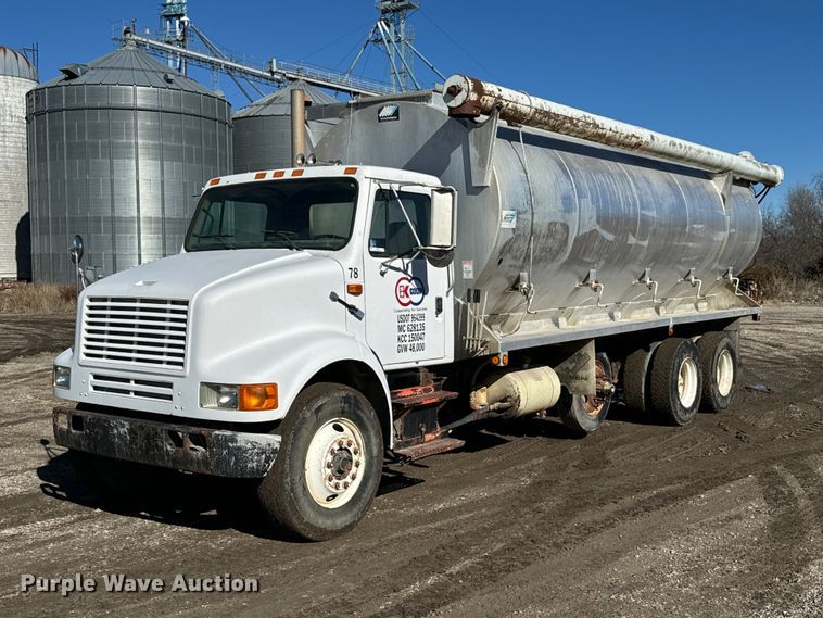 1993 International 8100 feed delivery truck - OJ9418