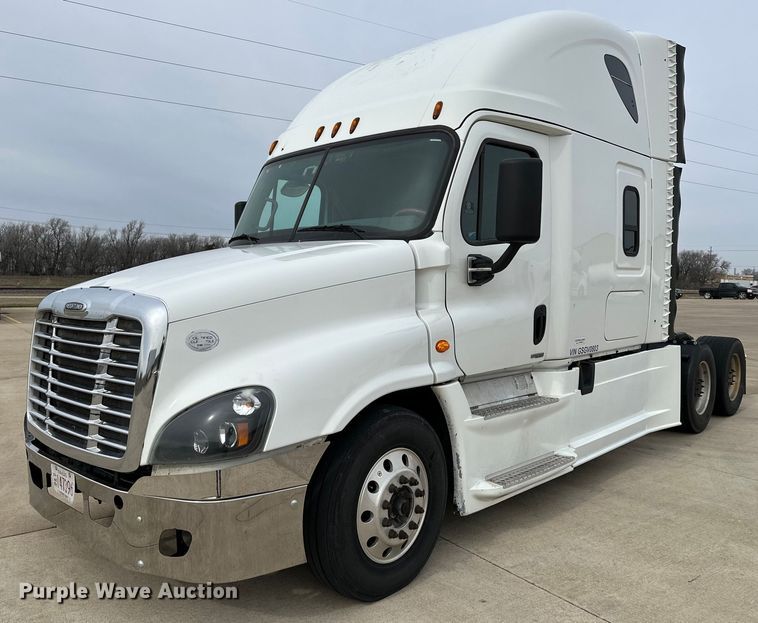 2016 Freightliner Cascadia Evolution  semi truck - DJ6231