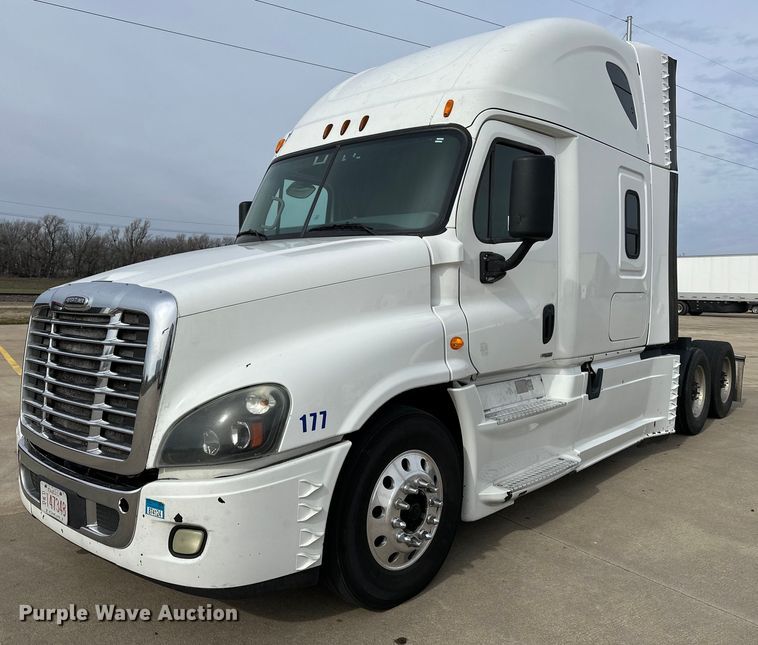 2014 Freightliner  Cascadia Evolution semi truck - DJ6232