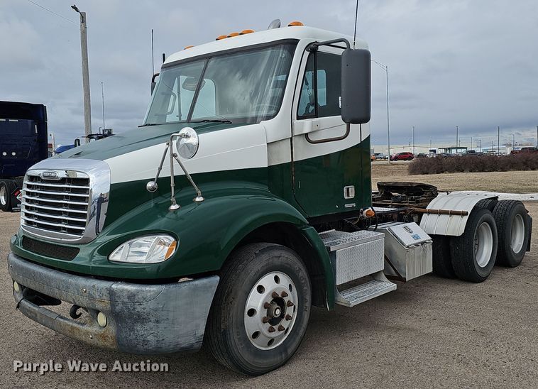 2007 Freightliner Columbia semi truck - DK0542