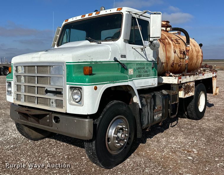 1986 International  2375 tank truck - DM2677