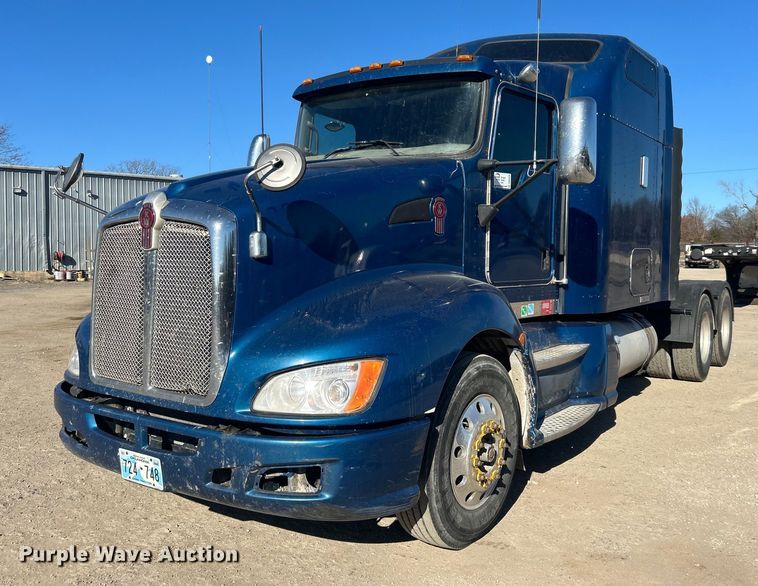 2014 Kenworth  T660 semi truck - DN0695