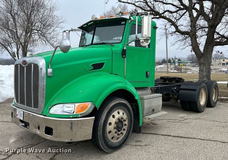 2013 Peterbilt  384 semi truck - DS0788
