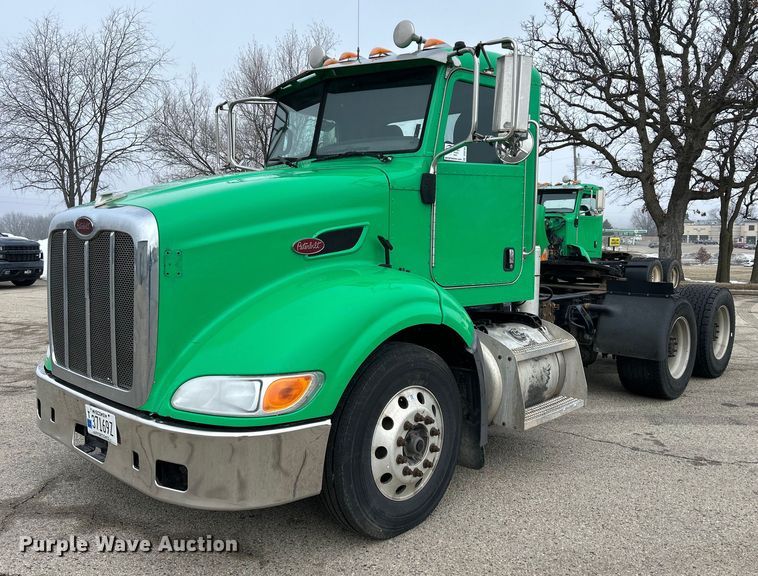 2012 Peterbilt  384 semi truck - DS0789