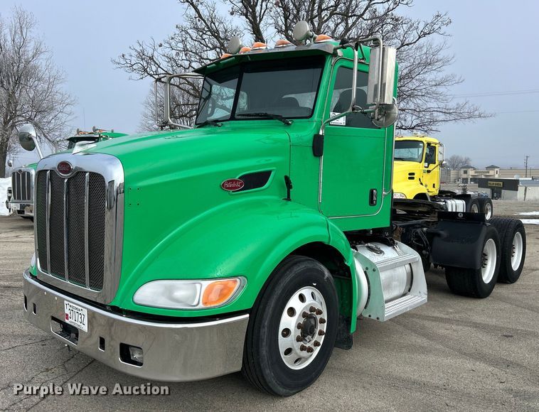 2012 Peterbilt  384 semi truck - DS0792