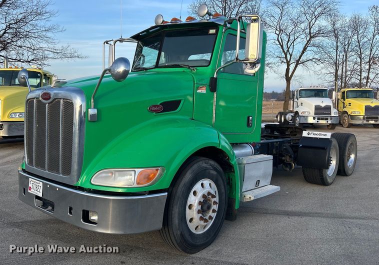 2013 Peterbilt  384 semi truck - DS0794
