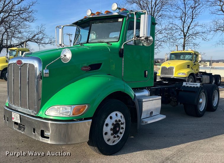 2013 Peterbilt  384 semi truck - DS0797