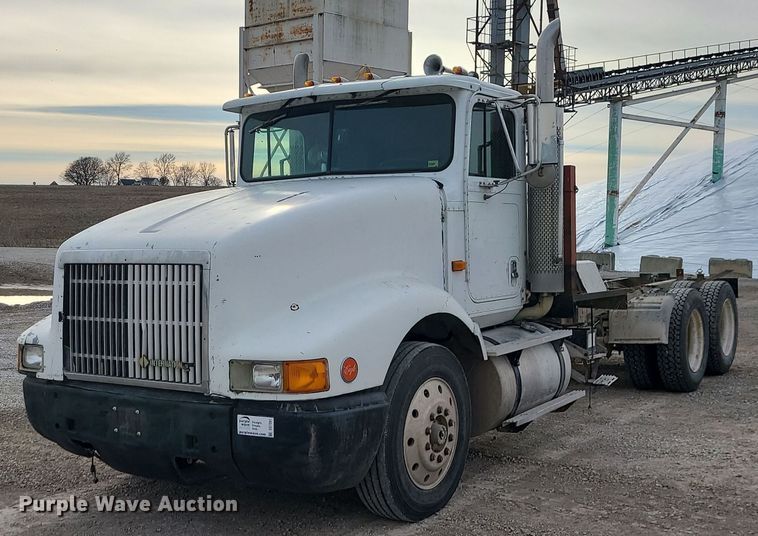 1993 International 9400 truck cab and chassis - DS7261