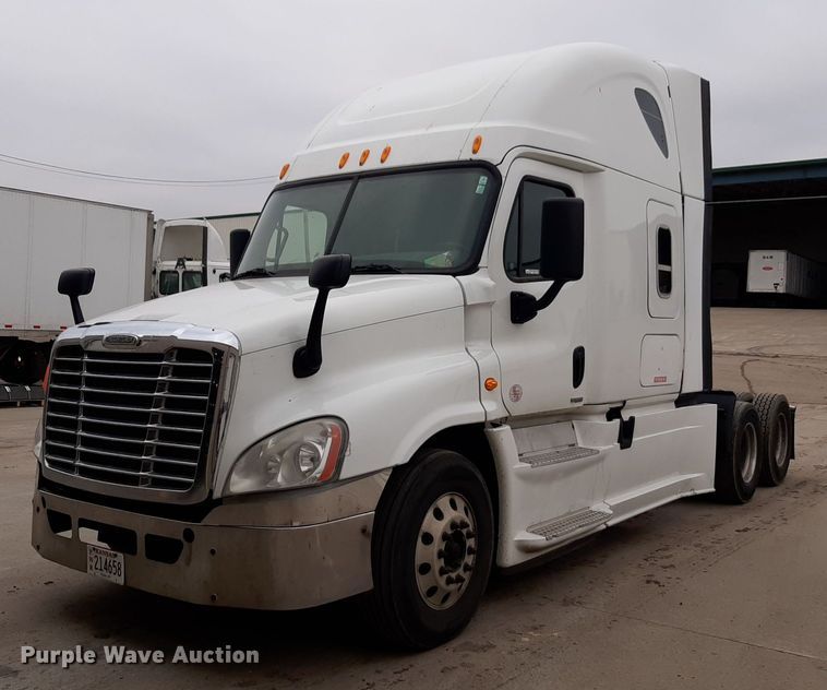 2014 Freightliner Cascadia Evolution  semi truck - DV9783