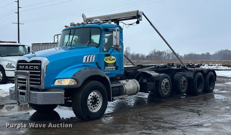 2007 Mack CTP713B roll-off container truck - LO9483