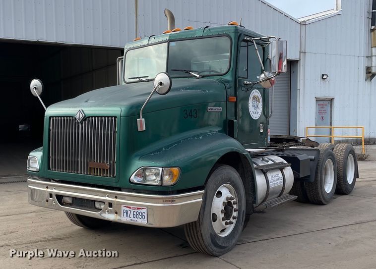 1999 International 9100 semi truck - LV9982