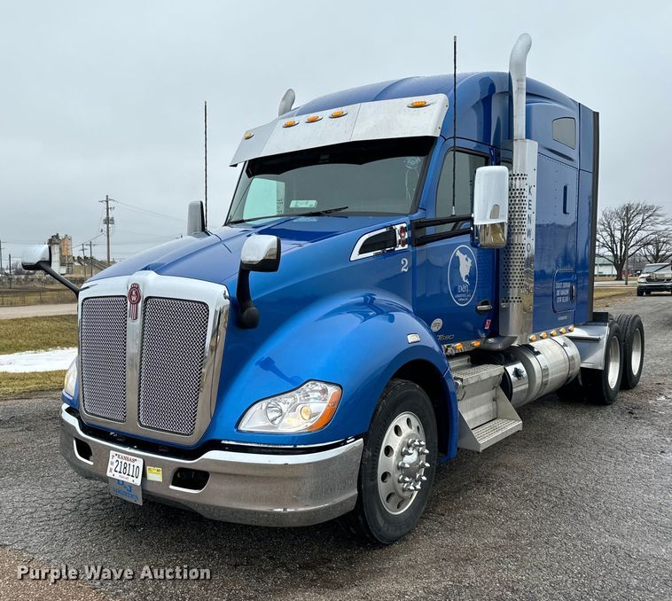 2020 Kenworth   T680  semi truck - NN9429