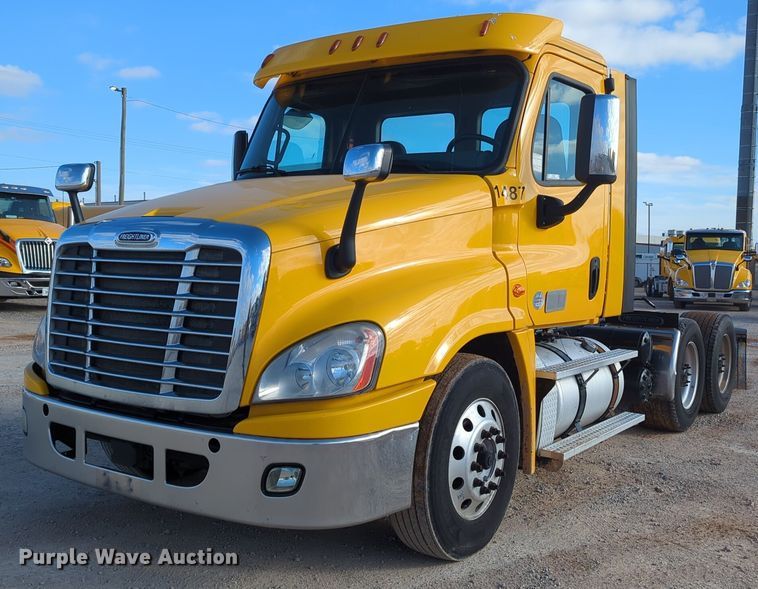 2018 Freightliner  Cascadia 125 semi truck - NZ9297
