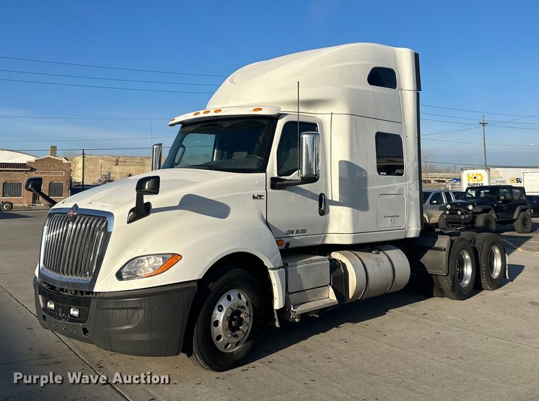 2018 International  LT625 semi truck - OF9278