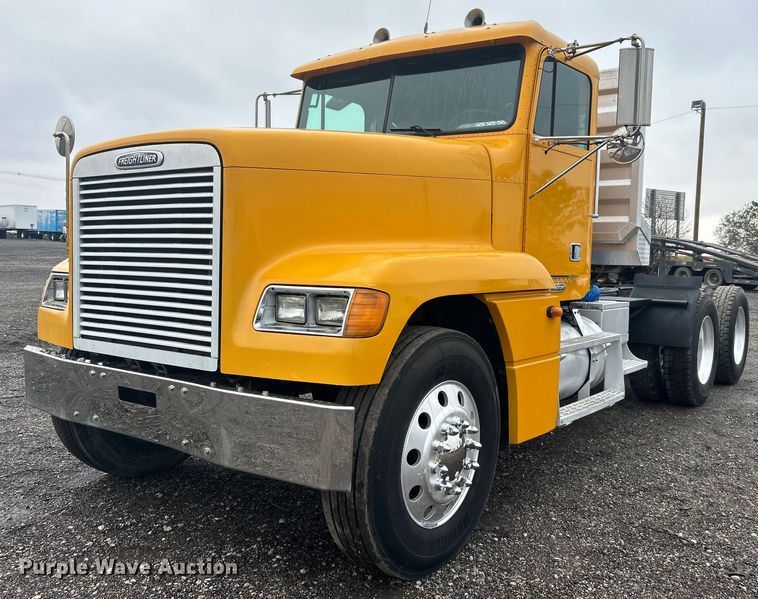 2001 Freightliner  FLD semi truck - OI9515