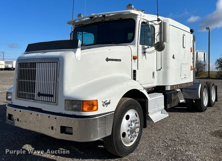 1996 International  9200 semi truck - OM9246