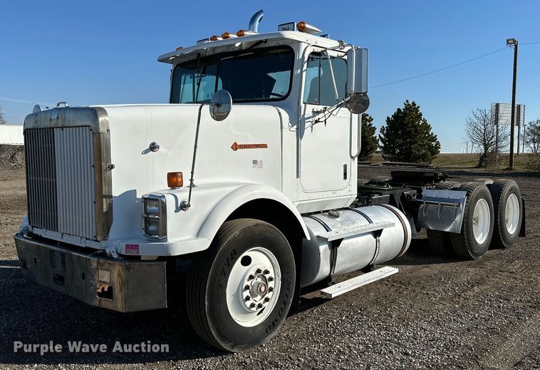 1990 International  F9370 semi truck - OM9787