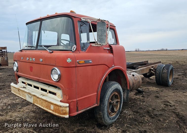 1969 Ford 700 truck cab and chassis - DK0539