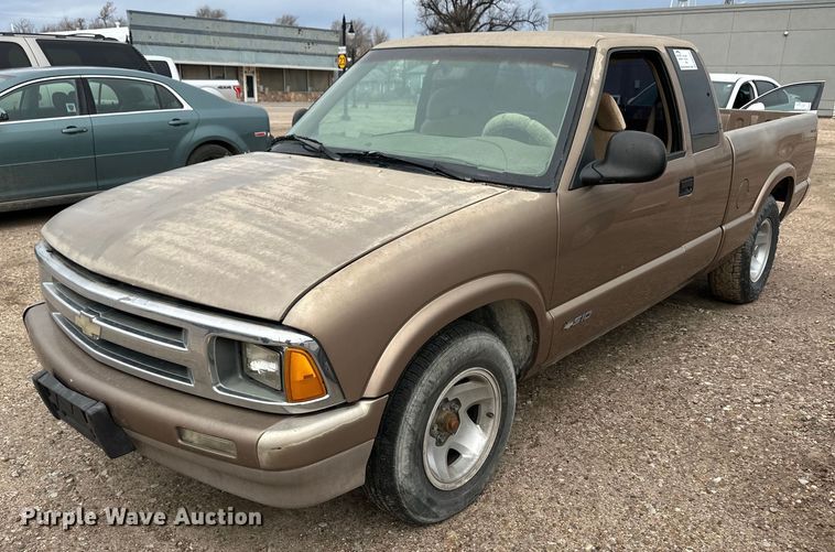 1997 Chevrolet S10 Ext. Cab pickup truck - DM2667