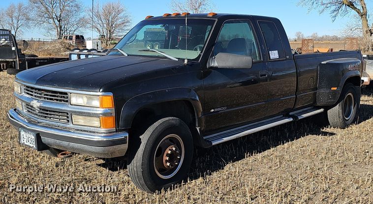1998 Chevrolet K3500 Ext. Cab pickup truck - DQ8533