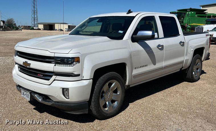 2017 Chevrolet Silverado 1500 Crew Cab pickup truck - DS2910