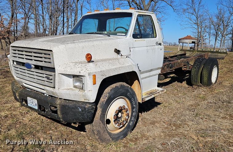 1992 Ford F700 truck cab and chassis - EI3541