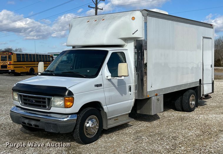 2004 Ford E450 Super Duty box truck - EK4027