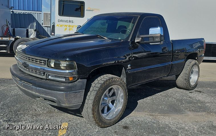 2001 Chevrolet 1500 pickup truck - IO9849