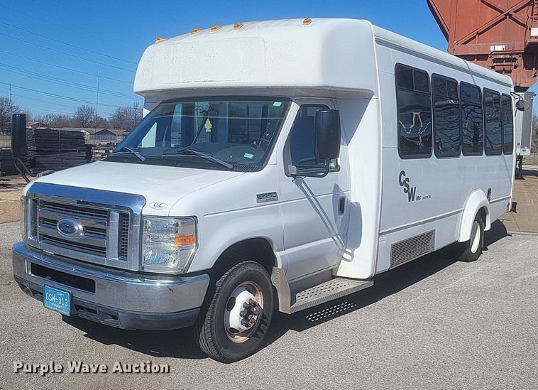 2013 Ford E450 Super Duty shuttle bus - MI9959
