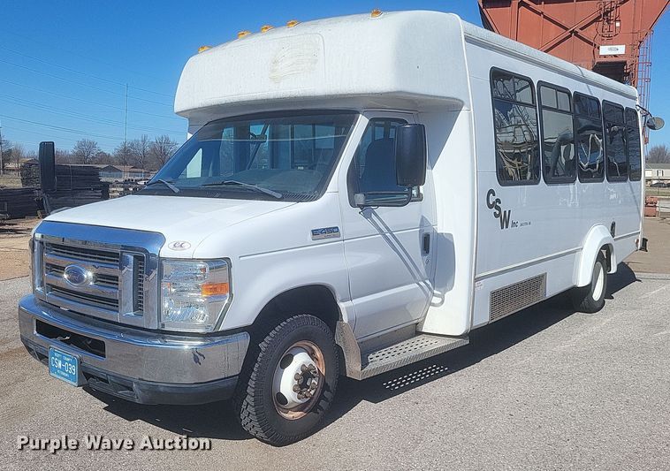 2013 Ford E450 Super Duty shuttle bus - MI9960