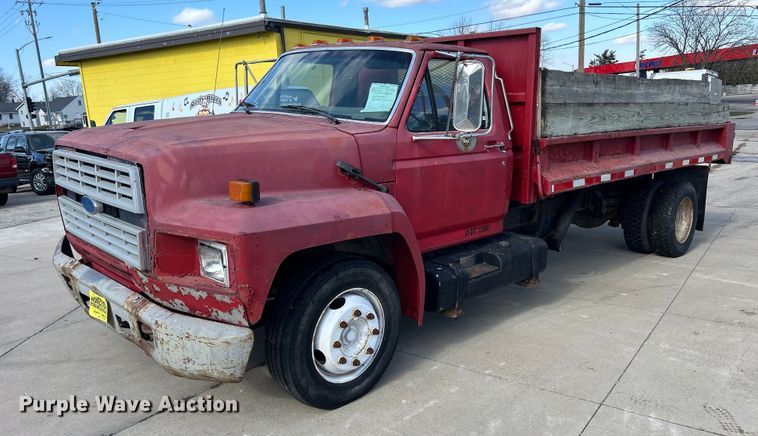 1992 Ford F700 dump flatbed truck - MO9162