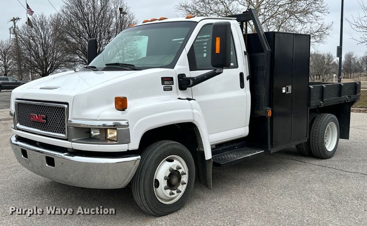 2004 GMC C5500 flatbed truck - NI9768