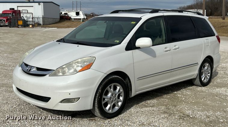 2006 Toyota  Sienna Limited van - NJ9518