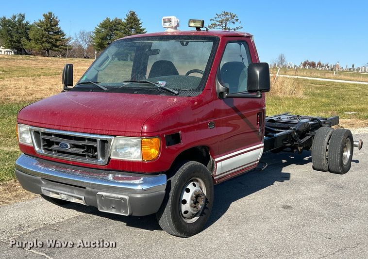 2003 Ford E450 Super Duty van cab and chassis - NR9452