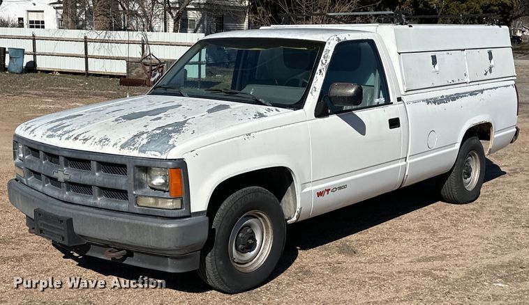 1991 Chevrolet  C1500 pickup truck - NU9341