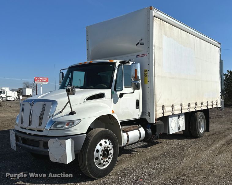 2016 International  4400 SBA side curtain box truck - OM9789
