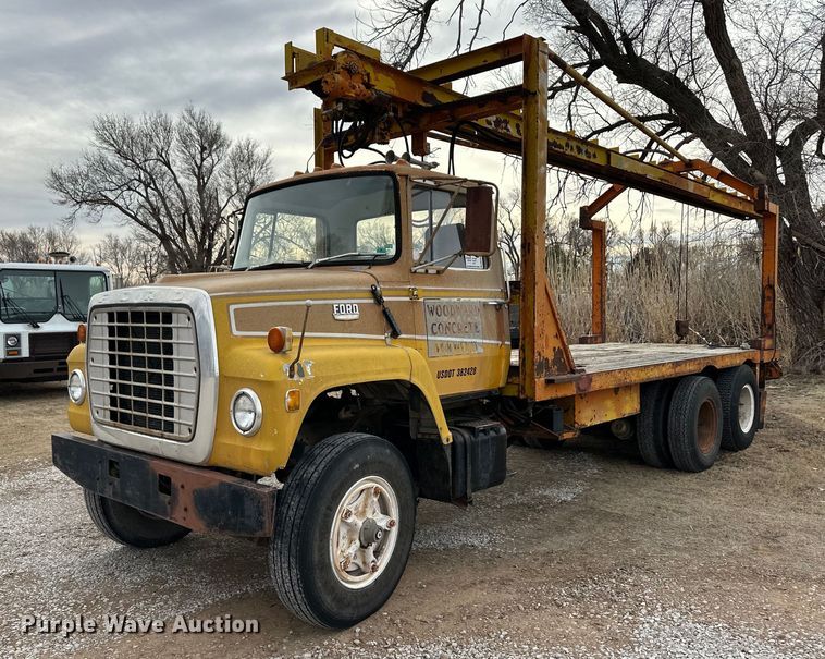 1974 Ford  8000 crane truck - DM2688