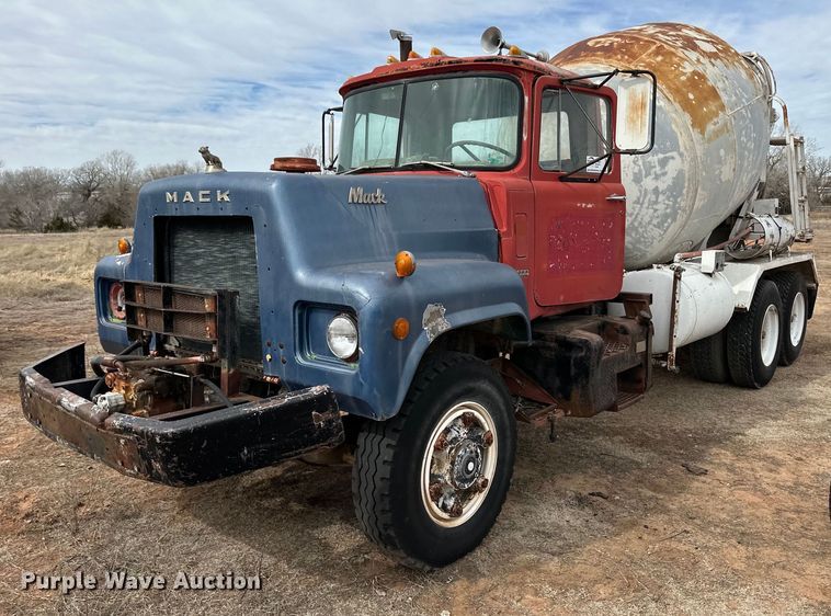 1974 Mack RD685S ready mix truck - DM2695
