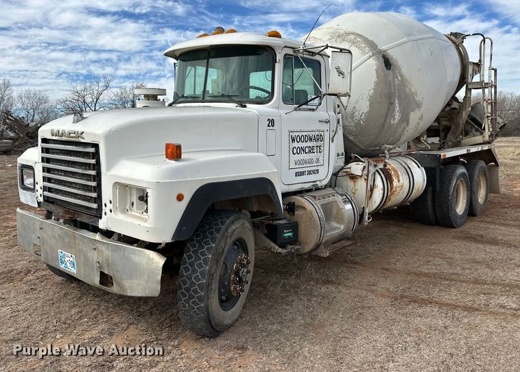 1997 Mack RD690S ready mix truck - DM2698