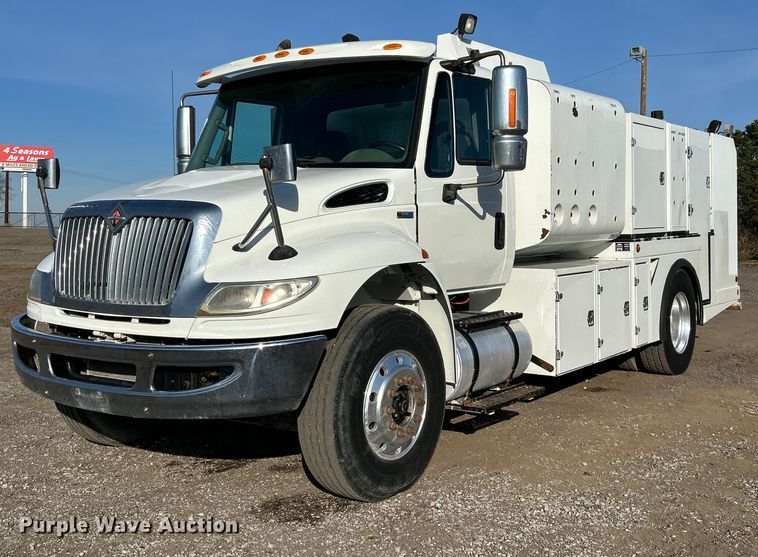 2015 International  4400 SBA fuel / lube truck - EG1212