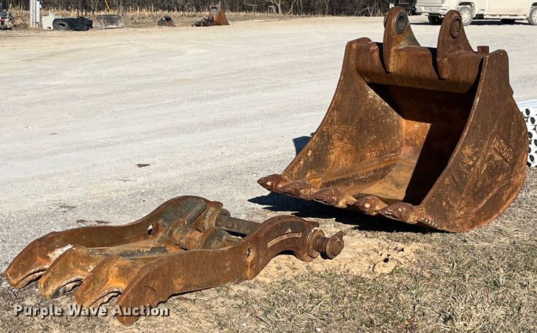 Komatsu excavator bucket and thumb - LD9967