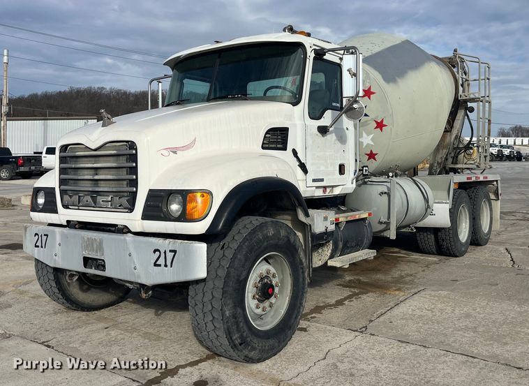 2005 Mack CV713 ready mix truck - LD9981
