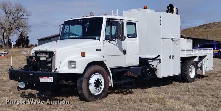 2004 Freightliner FL70 crane truck - LN9927