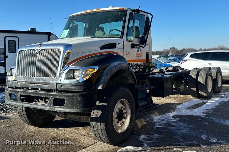 2004 International  7600 truck cab and chassis - LO9495