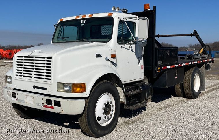 1999 International 4700 flatbed truck - LV9985