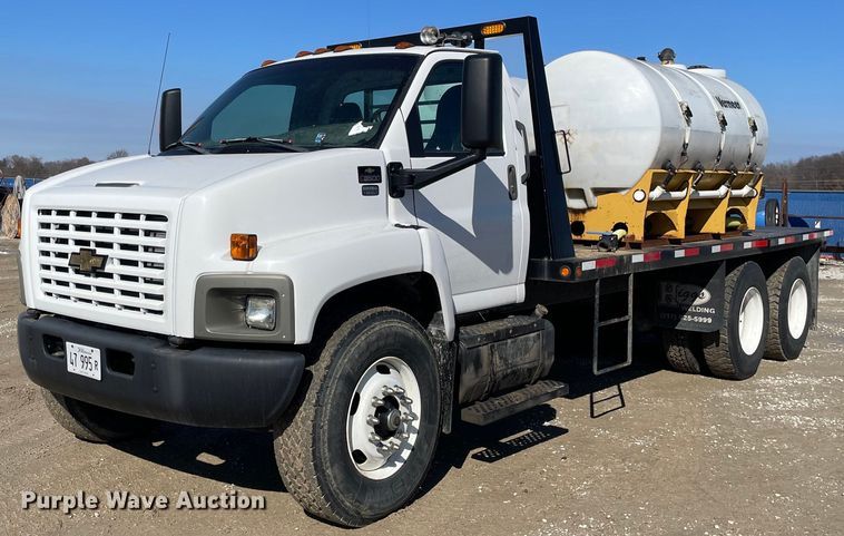 2005 Chevrolet  C8500 flatbed truck - LV9986