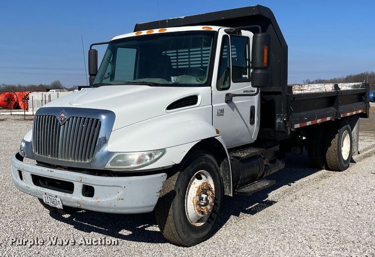 2004 International 4300 dump truck - LV9987